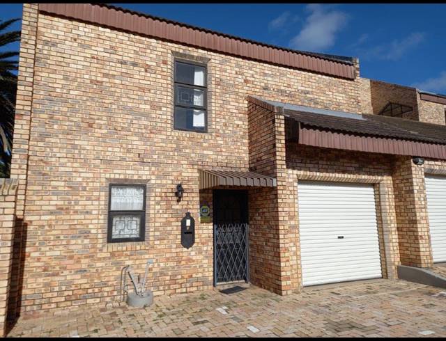3 BEDROOM TOWNHOUSE RENTED IN BLUEWATER BAY